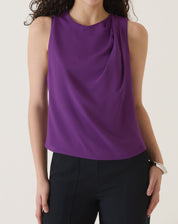 Blusa sem mangas de crepe roxo vista de frente, destacando o tecido fluido e o design minimalista.