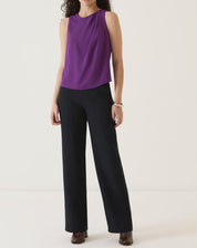Vista completa da blusa sem mangas de crepe roxo combinada com calça preta.