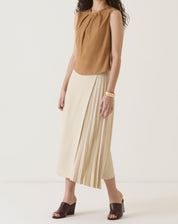 BLUSA COM PREGAS DE VISCOSE - MARROM