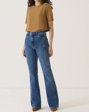 Blusa cropped marrom com manga curta, detalhe do tecido.