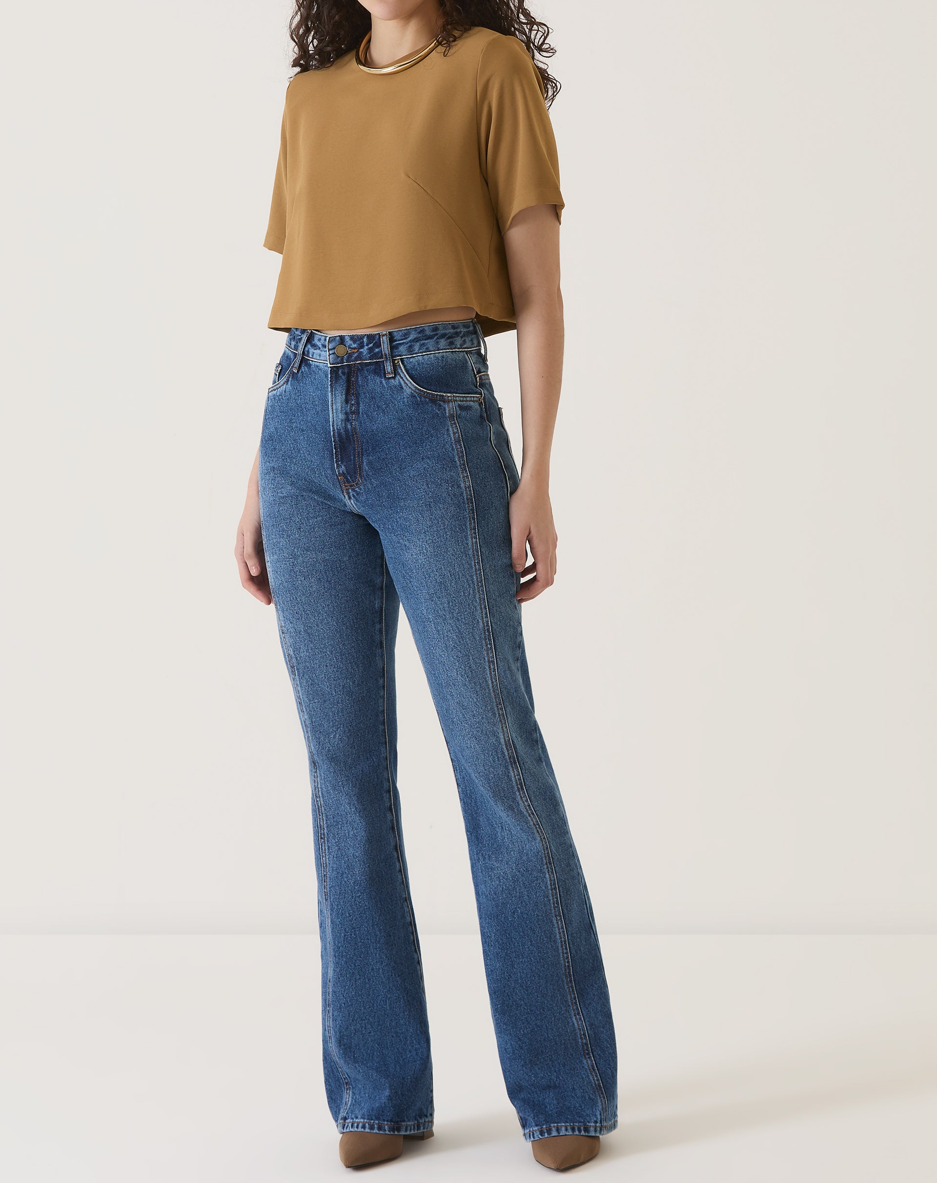 Blusa cropped marrom com manga curta, detalhe do tecido.