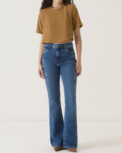 Blusa cropped marrom com manga curta, vista frontal.