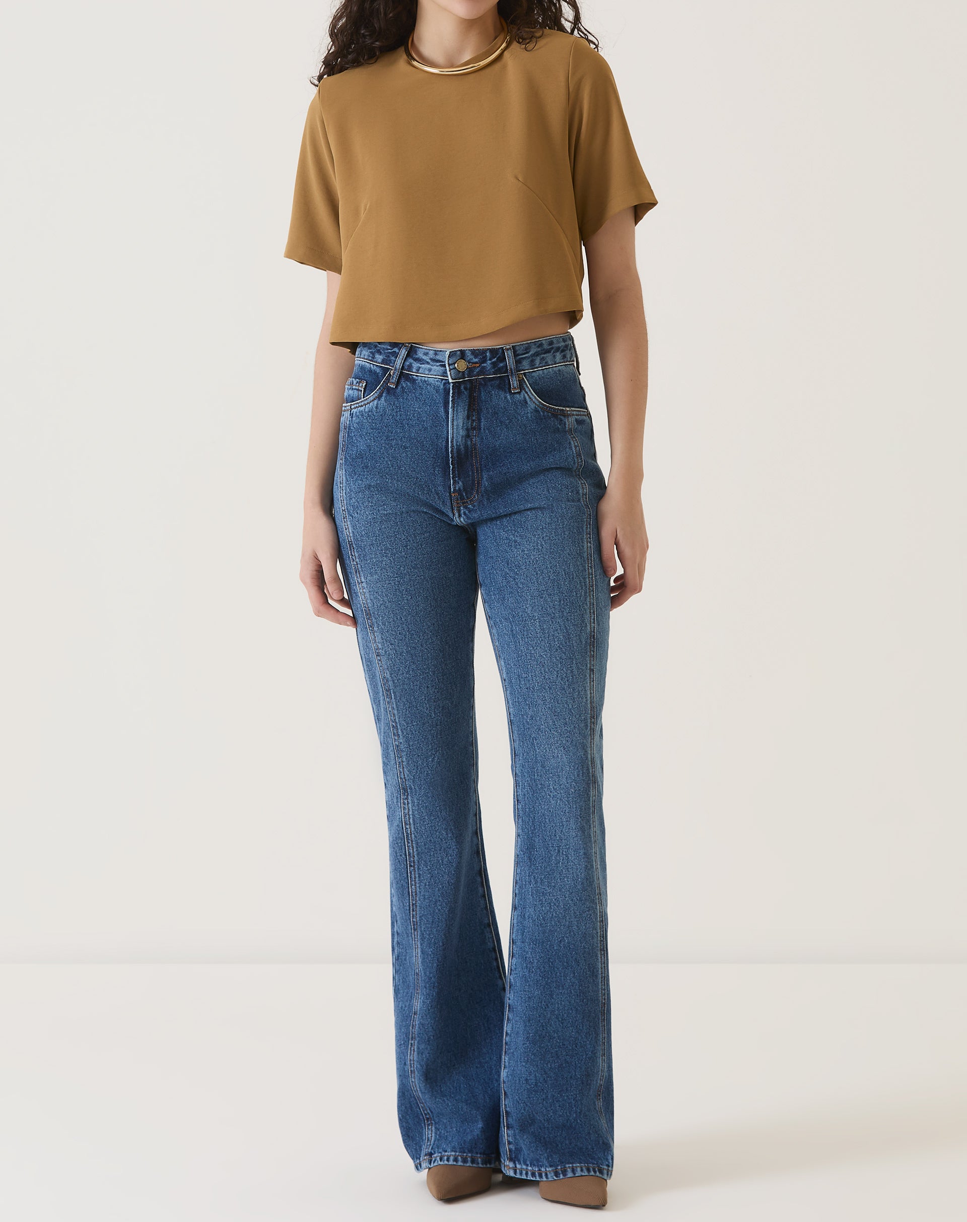 Blusa cropped marrom com manga curta, vista frontal.