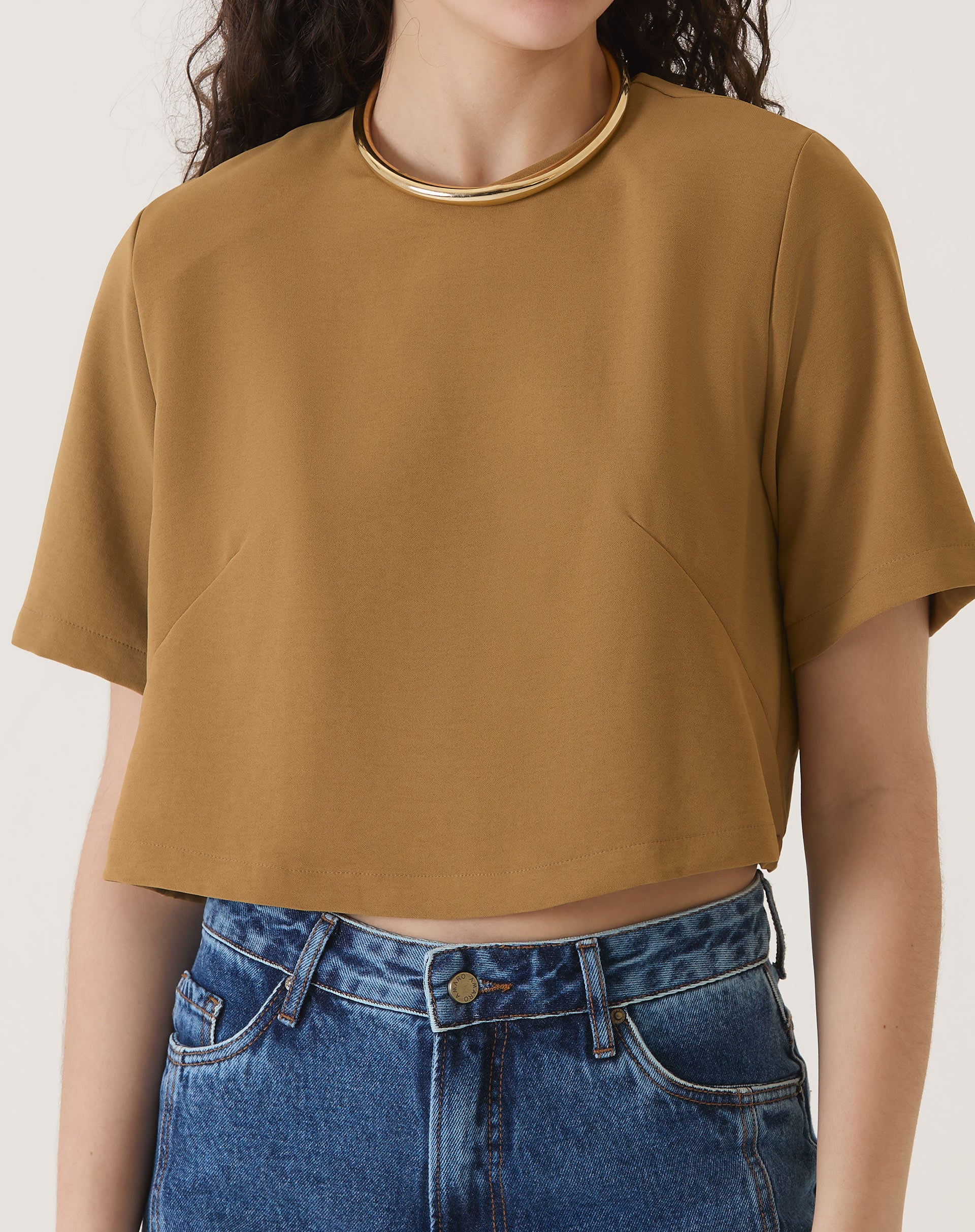 Blusa cropped marrom com manga curta, detalhe do decote.