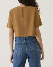 Blusa cropped marrom com manga curta, vista traseira.
