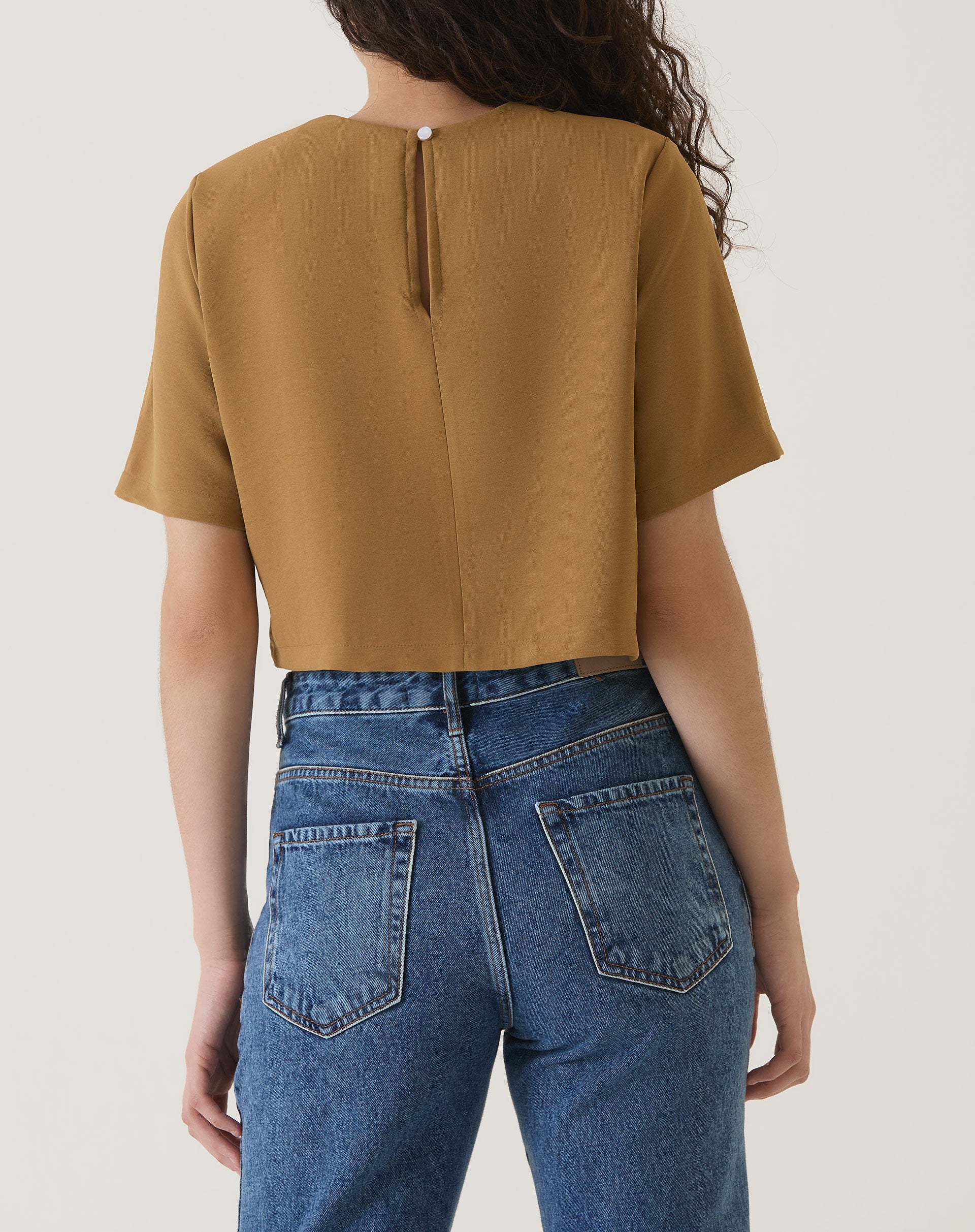 Blusa cropped marrom com manga curta, vista traseira.