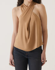 Blusa bege com decote transpassado e design sofisticado, vista frontal.