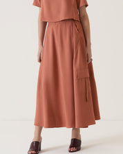 Imagem da saia midi bege com bolsos cargo, vista frontal completa.