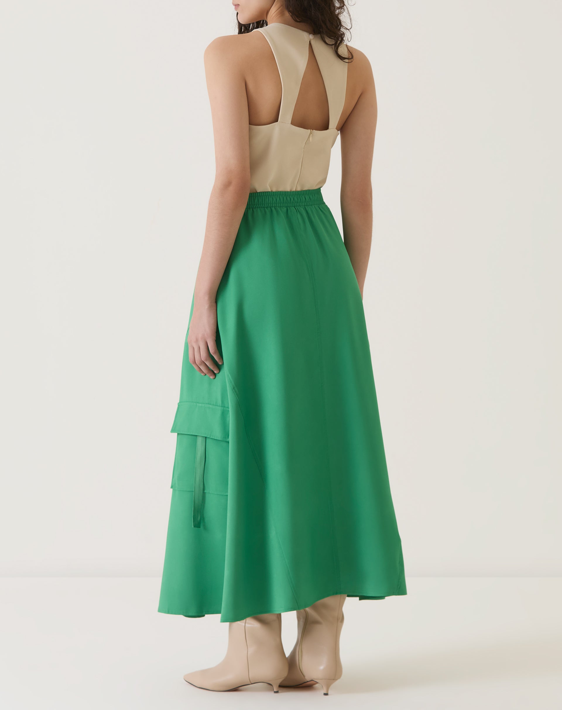 Vista traseira da saia verde com elástico na cintura.