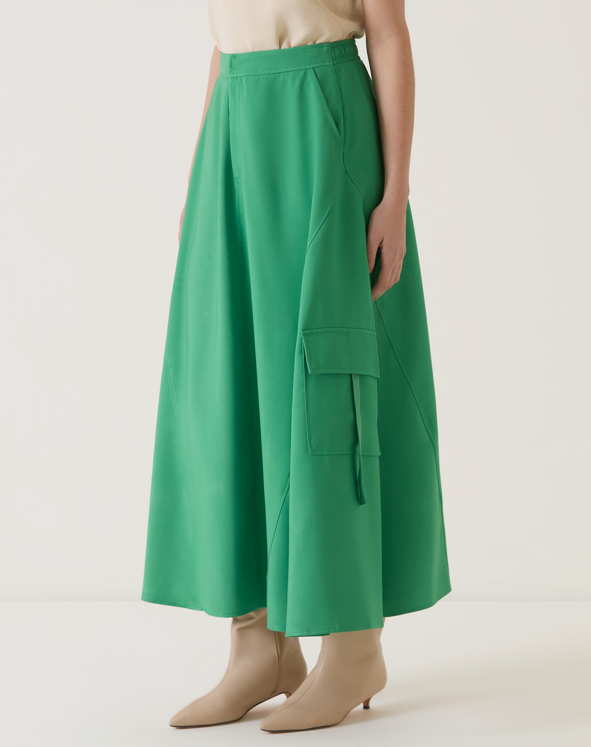 Detalhe dos bolsos cargo na saia verde.