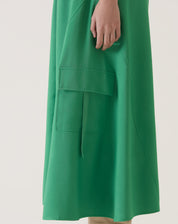 Vista lateral da saia verde com bolsos cargo.