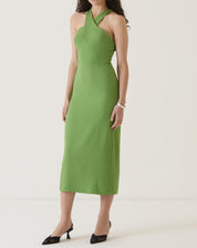 Vista lateral do vestido verde mostrando o caimento e detalhes das alças.