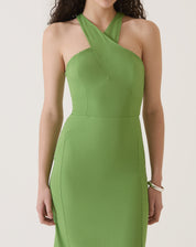 Vestido verde com alças transpassadas, comprimento midi, em tecido de alfaiataria.