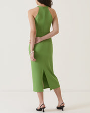 Vista traseira do vestido verde com detalhe de fenda na barra.