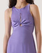 Vestido roxo com decote halter e moulage, detalhe do decote frontal.