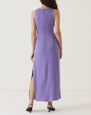 Vestido roxo com decote halter e moulage, comprimento midi, visto de trás.