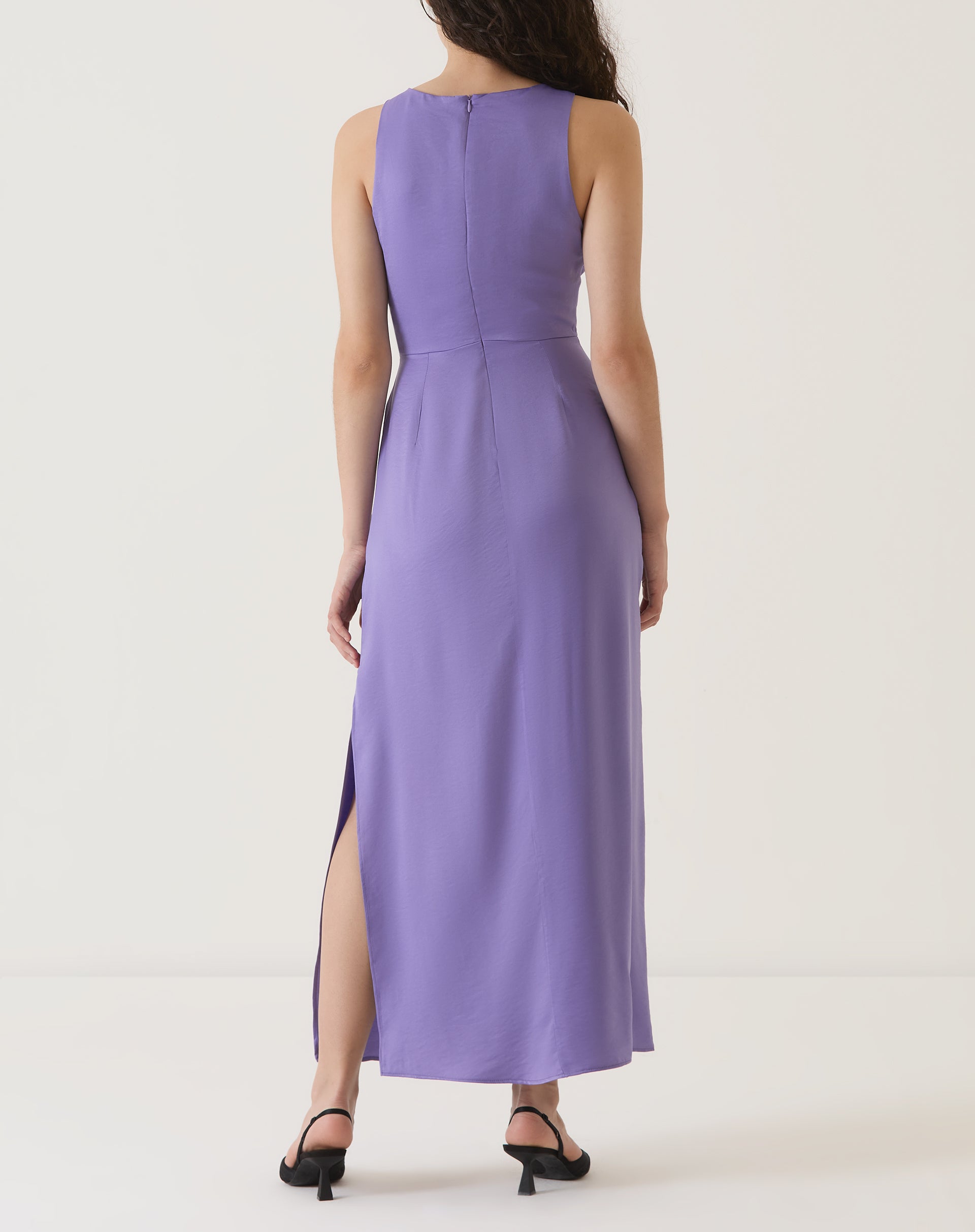 Vestido roxo com decote halter e moulage, comprimento midi, visto de trás.
