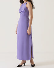 Vestido roxo com decote halter e moulage, comprimento midi, visto de lado.
