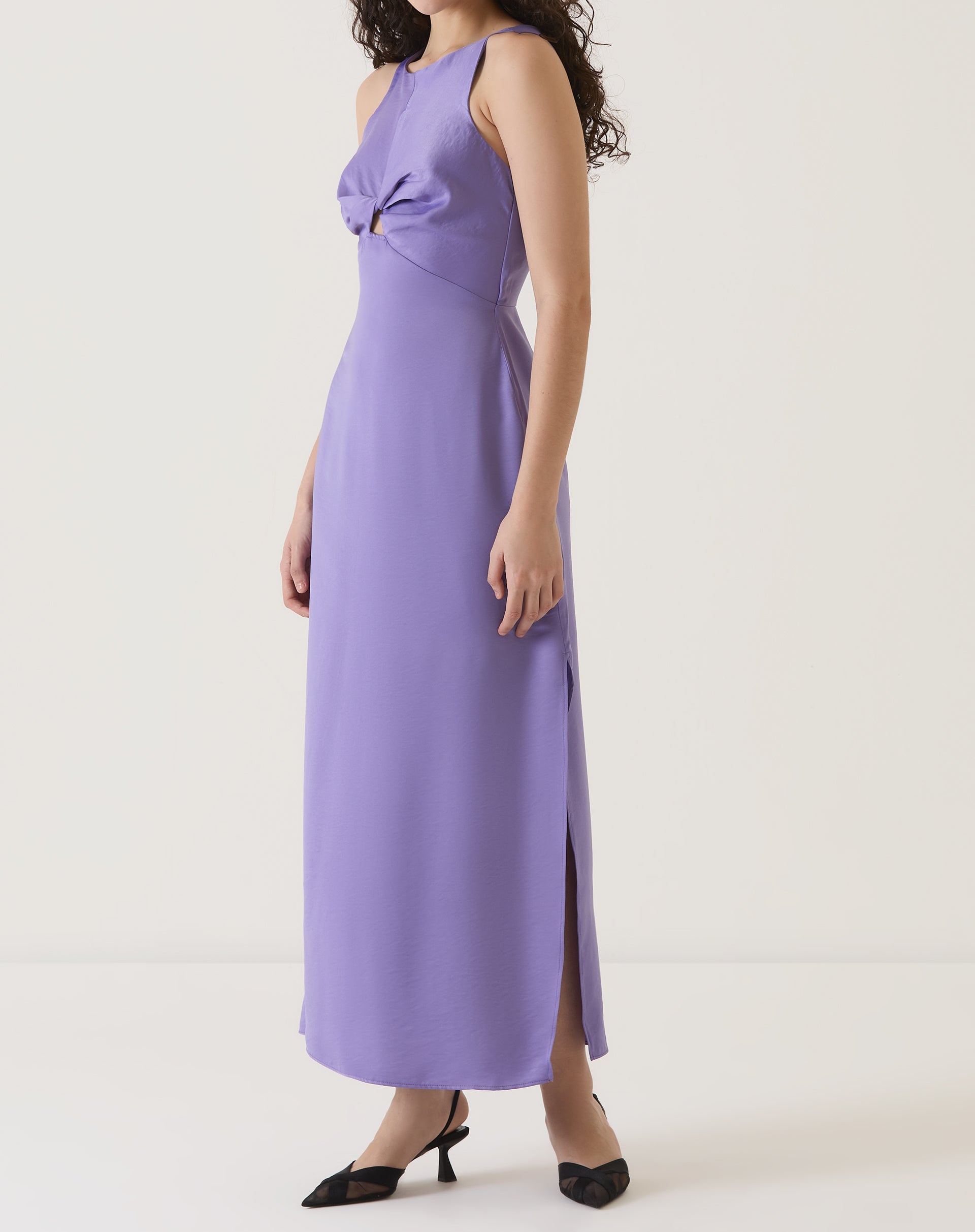 Vestido roxo com decote halter e moulage, comprimento midi, visto de lado.