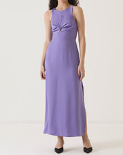 Vestido roxo com decote halter e moulage, comprimento midi, visto de frente.