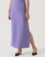 Vestido roxo com decote halter e moulage, comprimento midi, detalhe da barra.