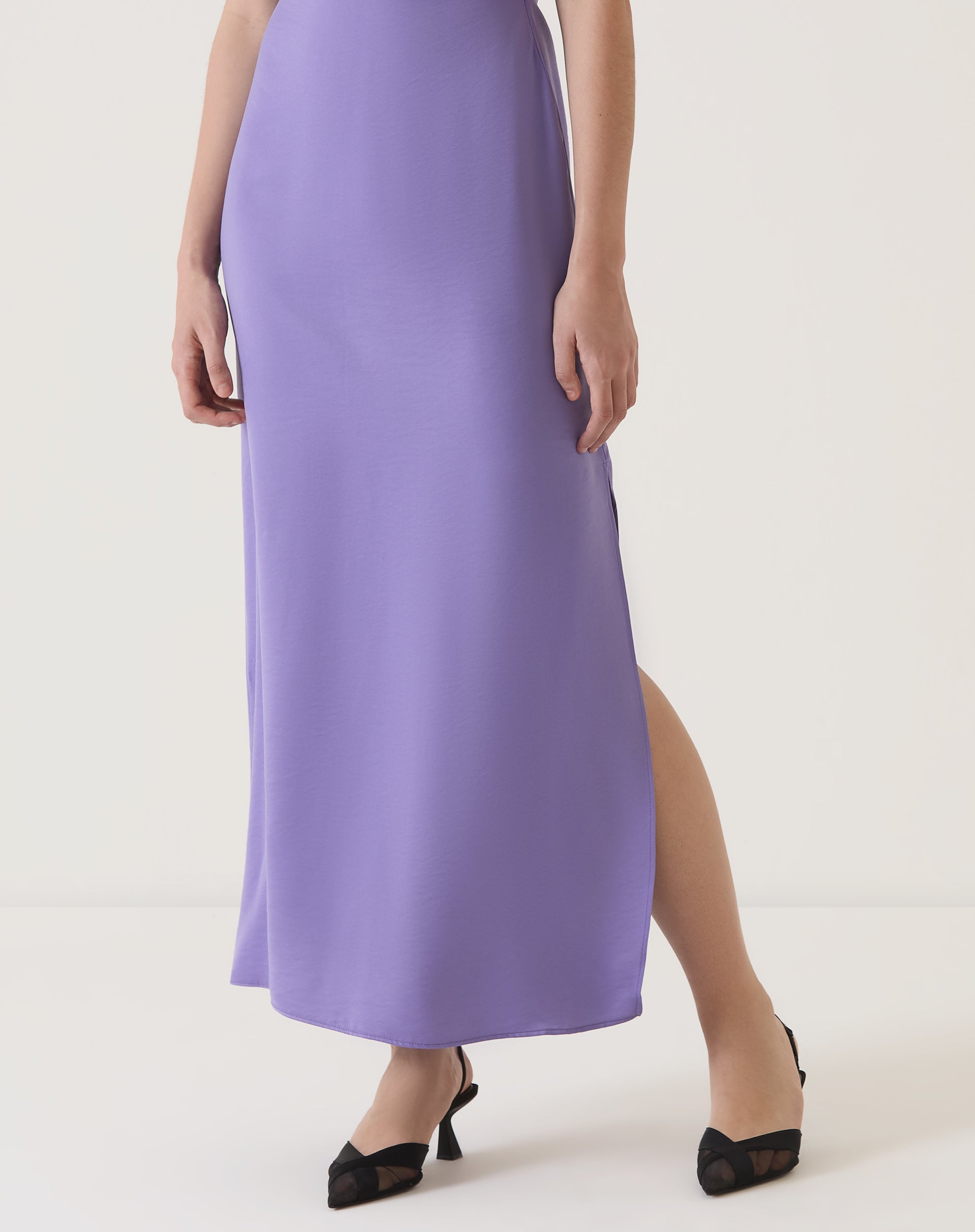 Vestido roxo com decote halter e moulage, comprimento midi, detalhe da barra.