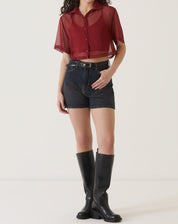 Detalhe do tecido transparente e gola da camisa manga curta vinho.