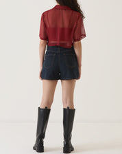 Close-up do tecido e botões da camisa manga curta vinho.