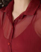 Vista traseira da camisa manga curta vinho, destacando seu design moderno.