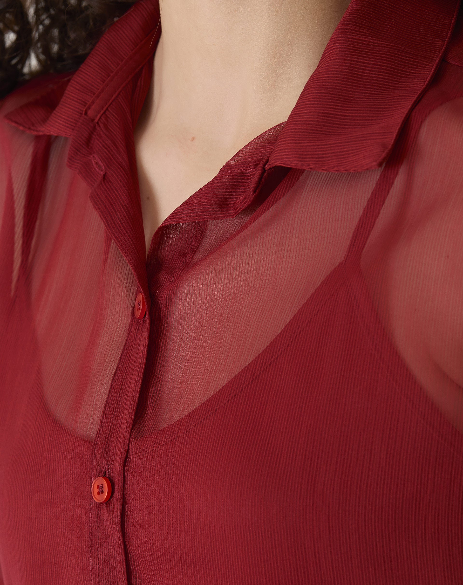 Vista traseira da camisa manga curta vinho, destacando seu design moderno.