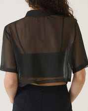 Vista traseira da camisa manga curta preta mostrando o design transparente.