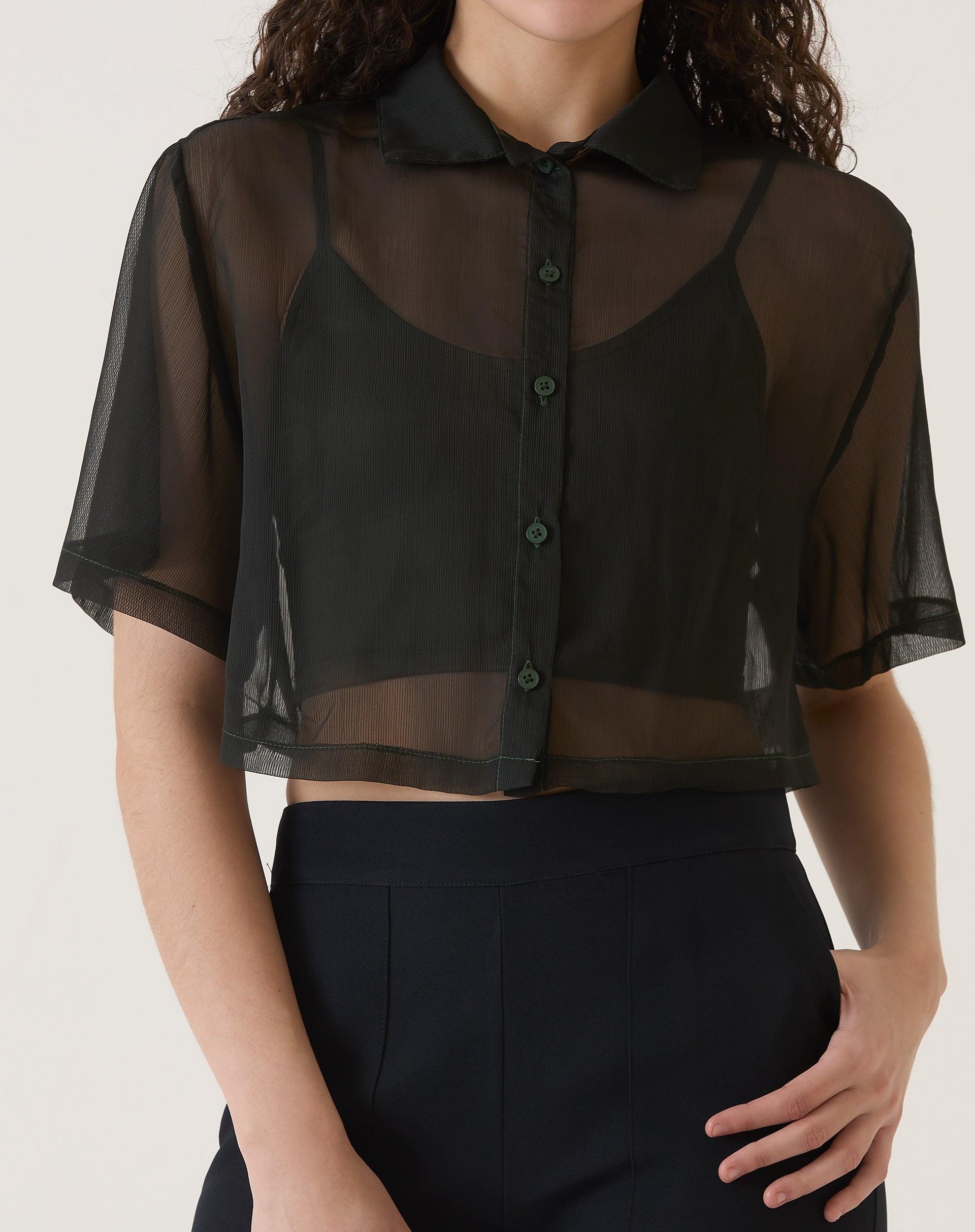 Camisa manga curta preta com design moderno, vista frontal.