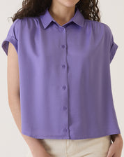 Camisa de cetim roxa com manga curta, vista frontal.