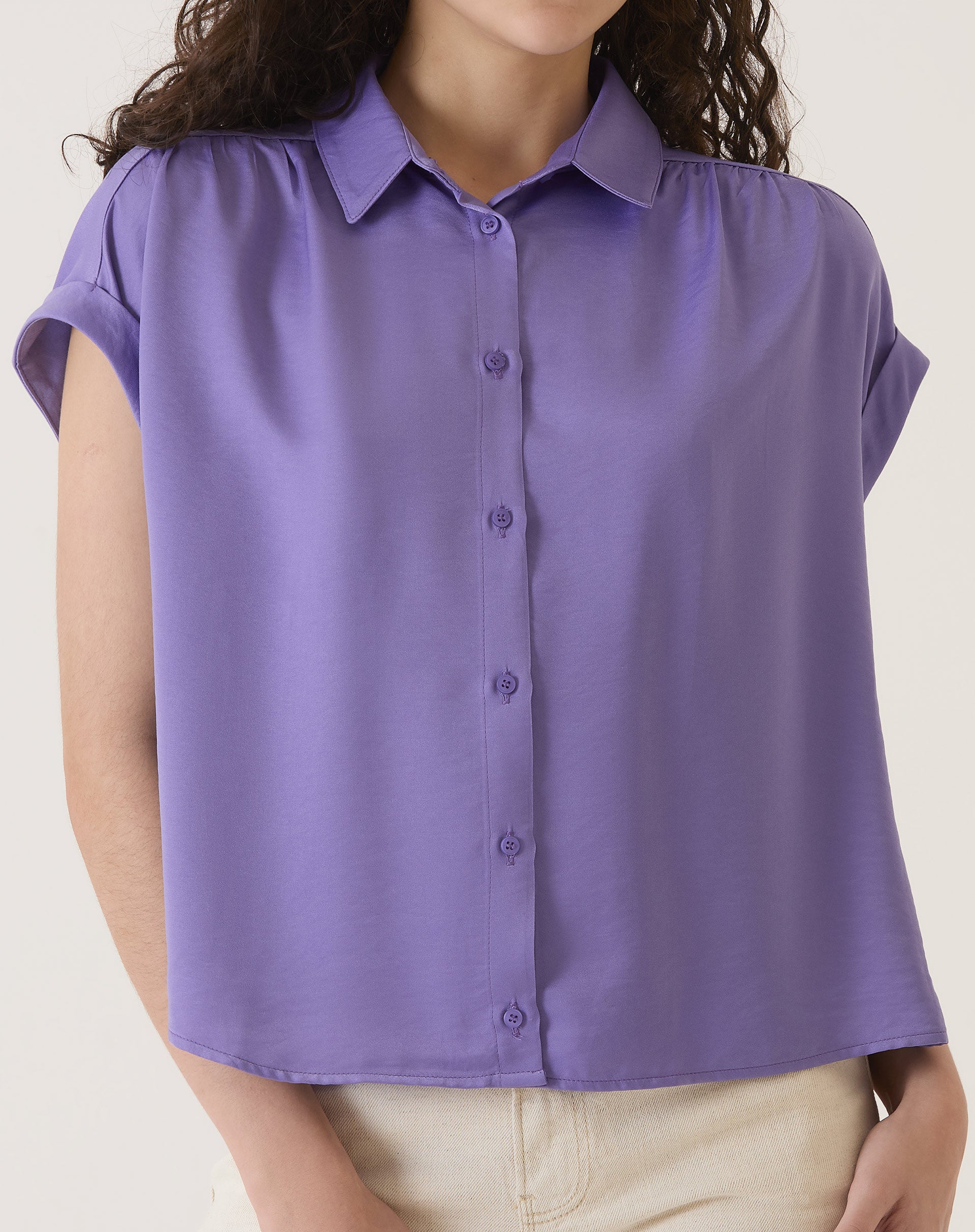 Camisa de cetim roxa com manga curta, vista frontal.