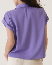 Vista traseira da camisa de cetim roxa mostrando o caimento solto.