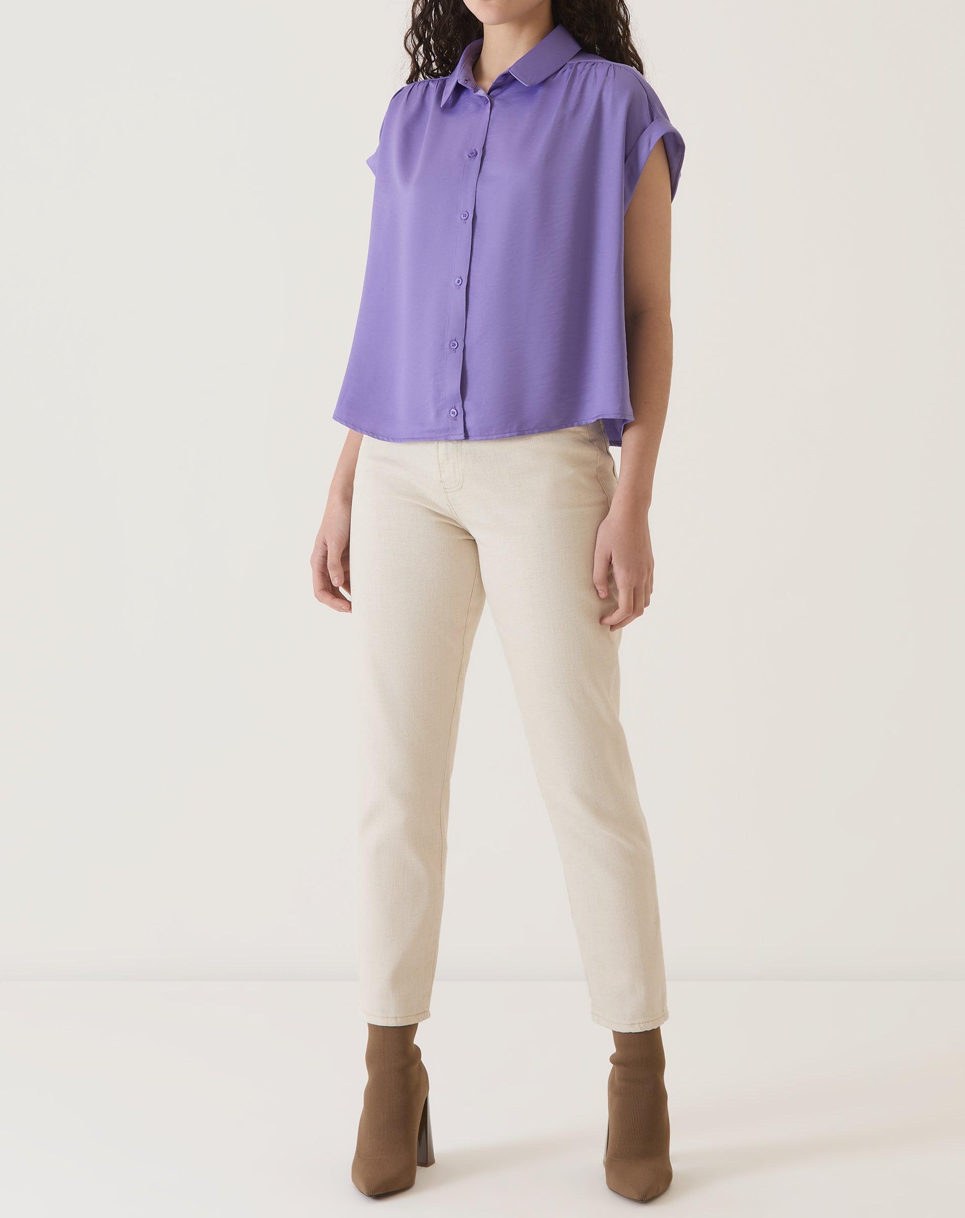 Vista lateral da camisa de cetim roxa com manga curta.