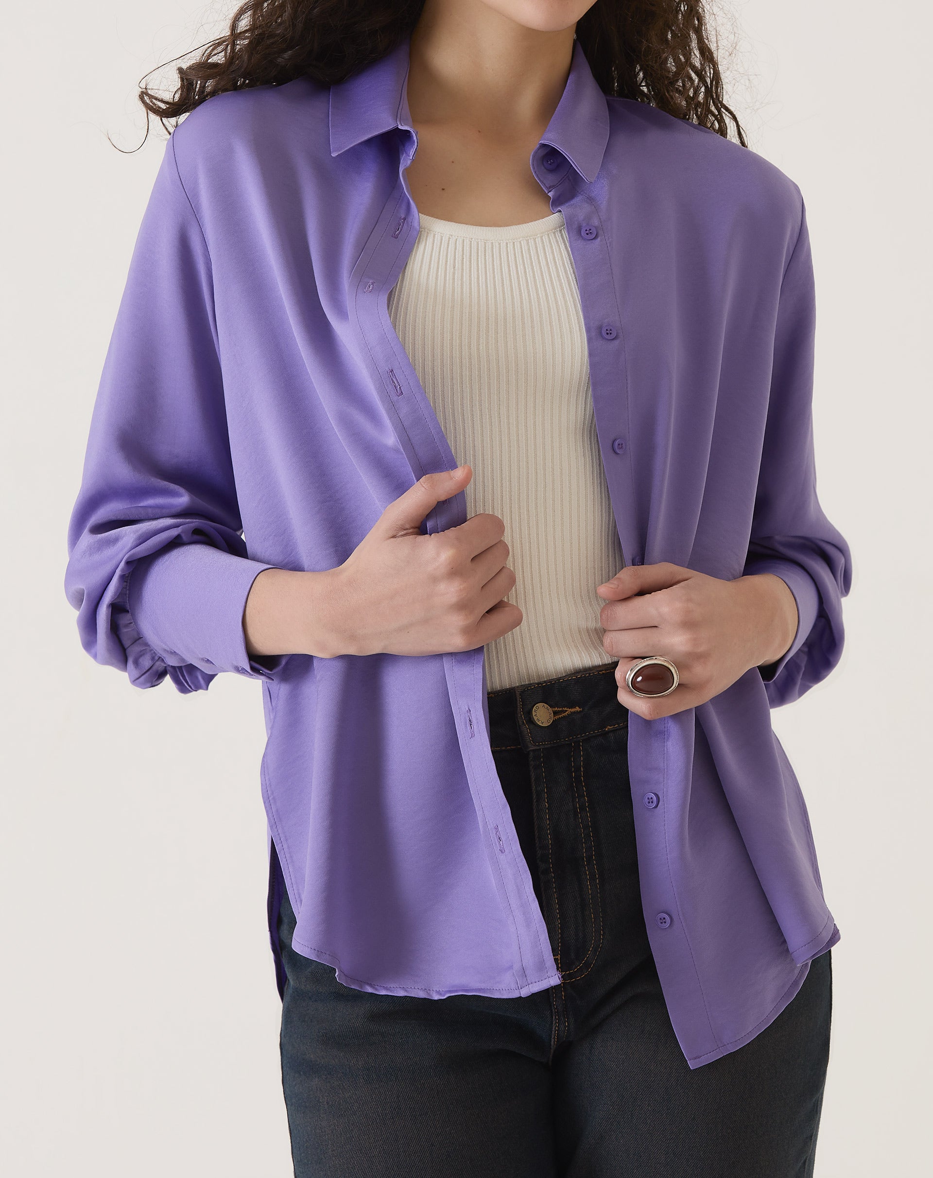 Camisa de cetim roxo com manga longa e gola clássica, vista frontal.