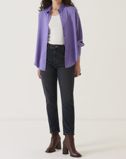 Camisa de cetim roxo com manga longa e gola clássica, vista completa.