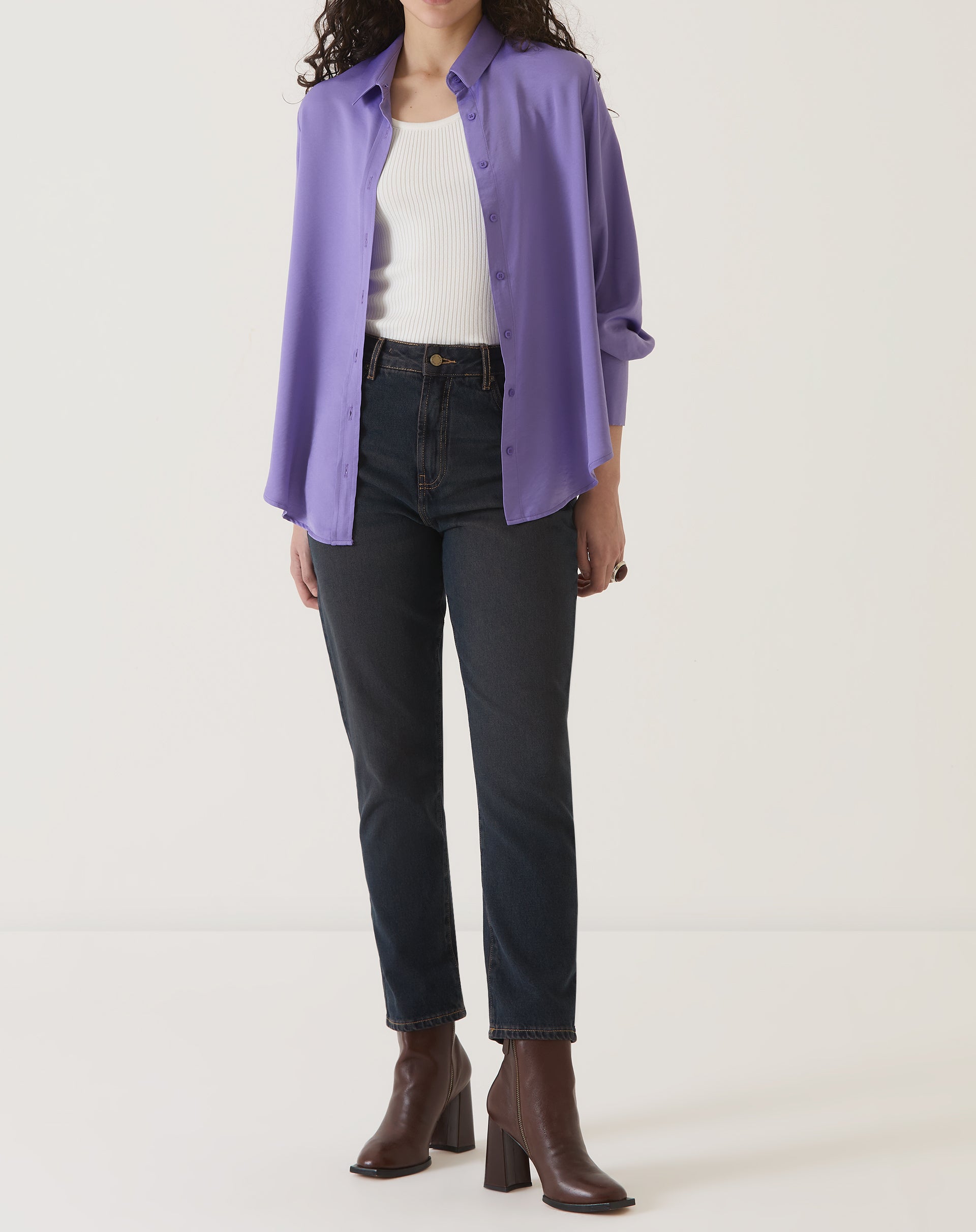 Camisa de cetim roxo com manga longa e gola clássica, vista completa.