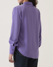 Vista traseira da camisa de cetim roxo com manga longa.