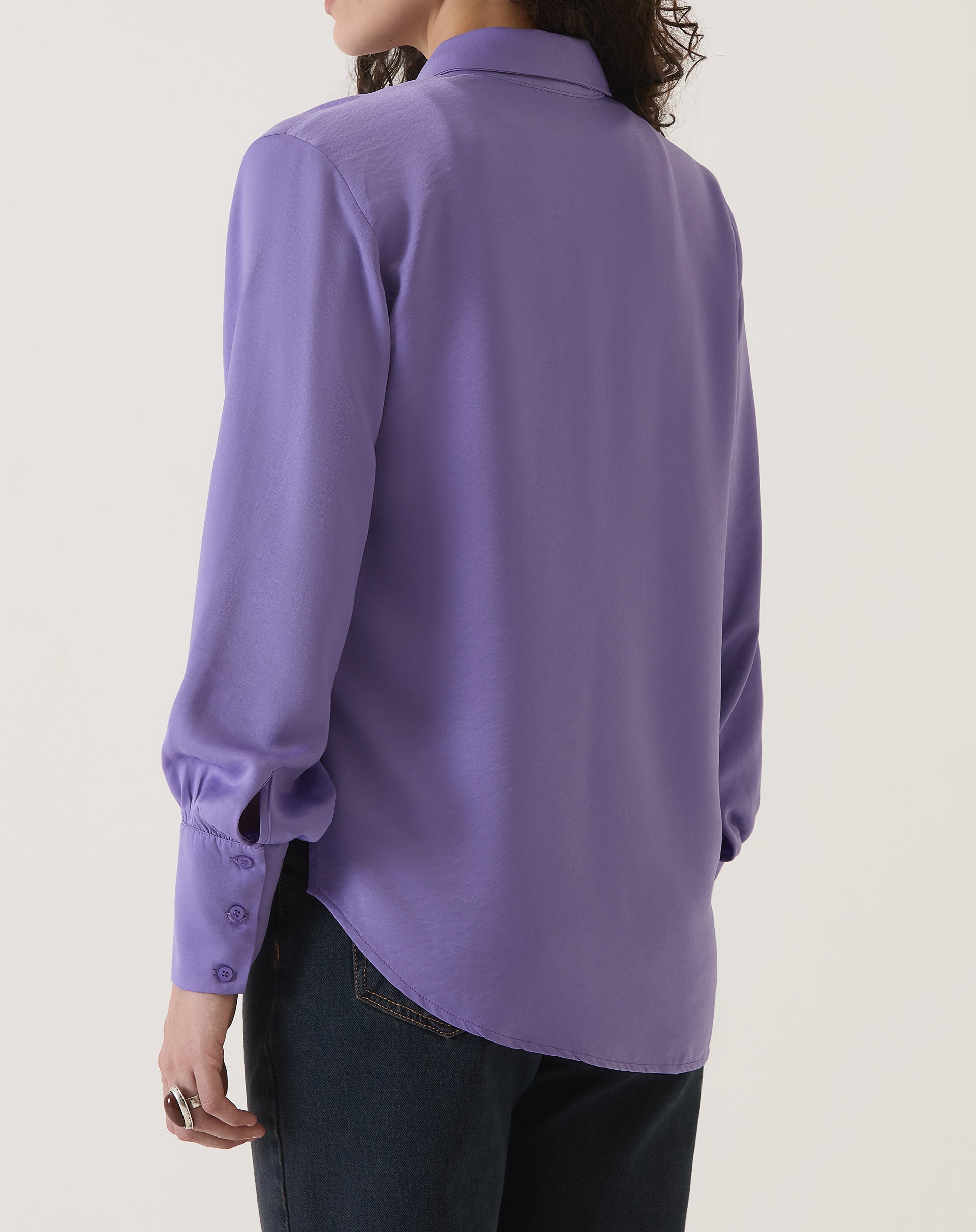 Vista traseira da camisa de cetim roxo com manga longa.