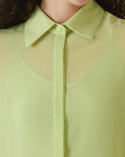 Detalhe do colarinho pontudo e fechamento com botões ocultos.