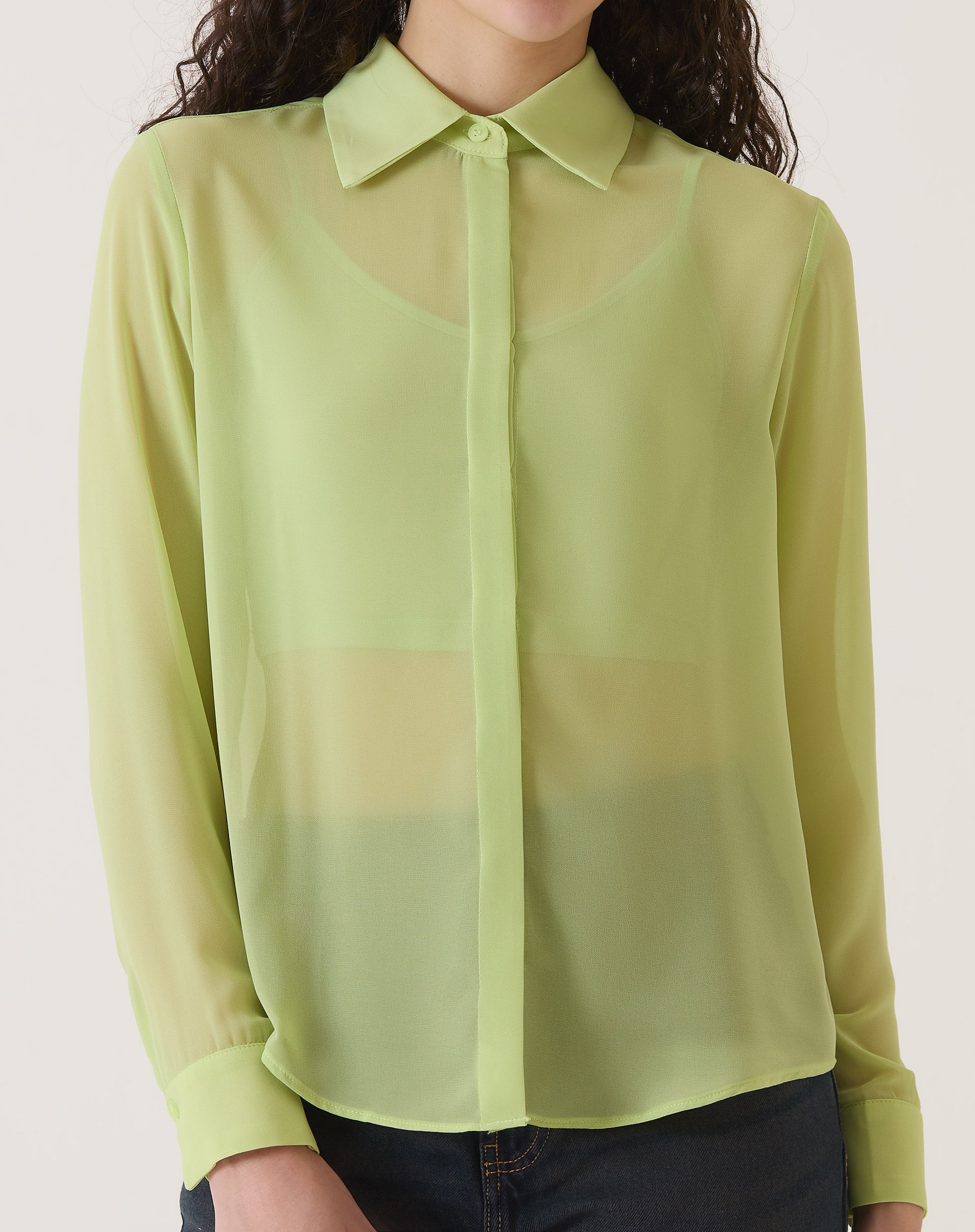 Camisa manga longa verde com transparência, vista frontal detalhada.