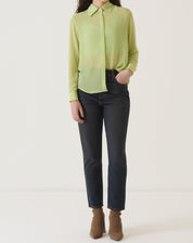 Vista completa da camisa verde com transparência, combinada com calça.