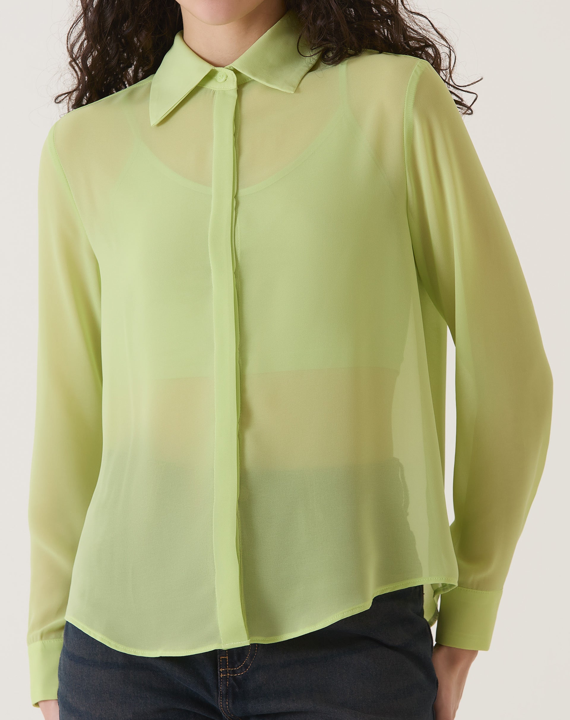 Camisa manga longa verde com transparência, vista frontal.