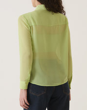 Vista traseira da camisa verde com transparência, mostrando detalhes.