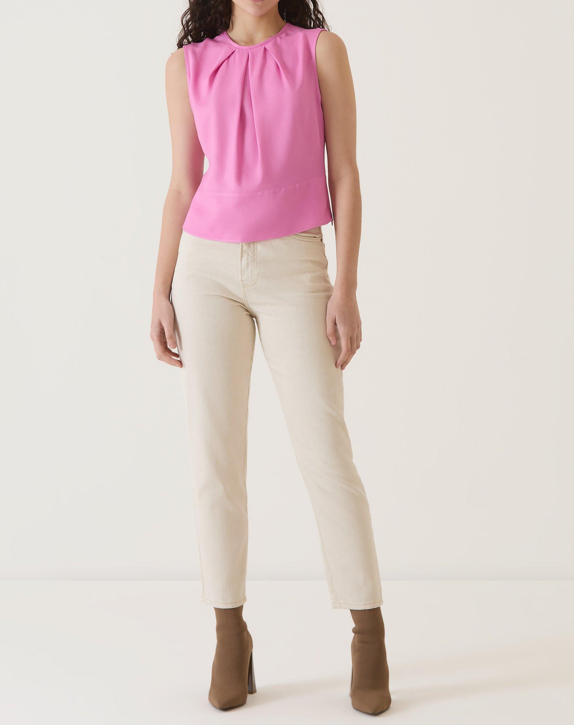 Modelo vestindo blusa rosa com pregas de viscose, vista completa.