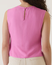 Vista traseira da blusa rosa com pregas de viscose.