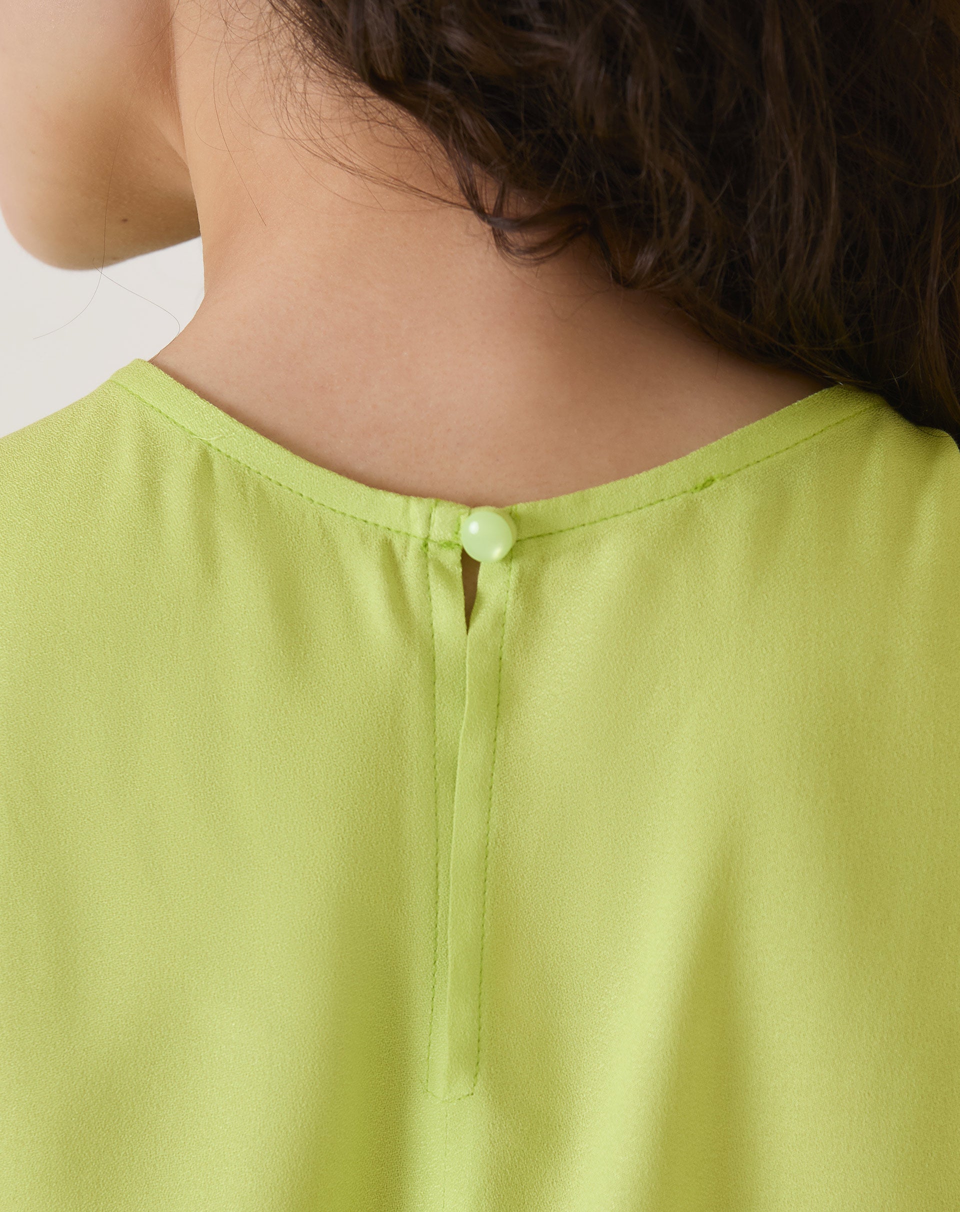 BLUSA COM PREGAS DE VISCOSE - VERDE