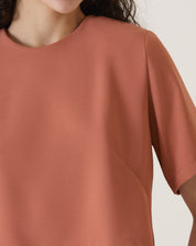 Detalhe do tecido e acabamento da blusa cropped manga curta vinho.